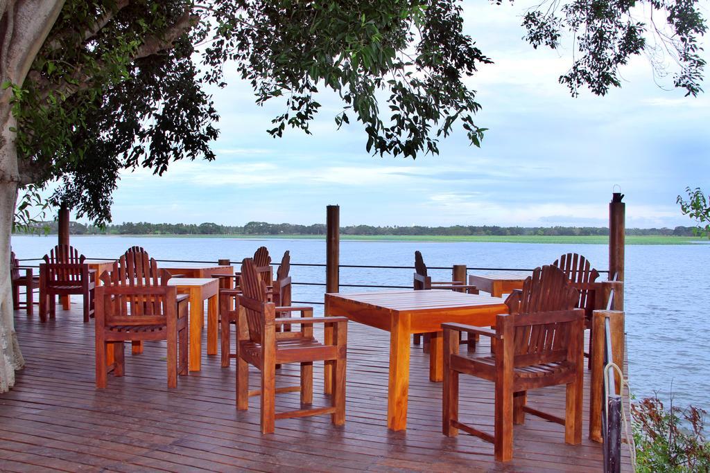Lake Wind Hotel Tissamaharama Exteriör bild